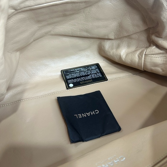 CHANEL CALF LEATHER MEDIUM LUXE LIGNE BEIGE BOWLER shoulder bag - Picture 13 of 16